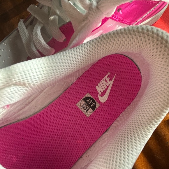 Laser fuschia Nike dunks - Picture 4 of 5